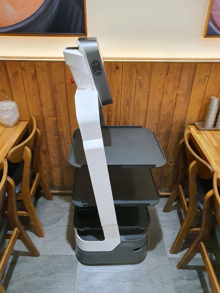 서빙 로봇 이미지