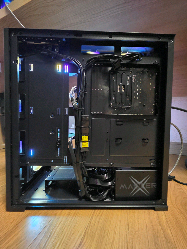AMD 라이젠 9600x, rtx5060 등 컴퓨터 본체 이미지