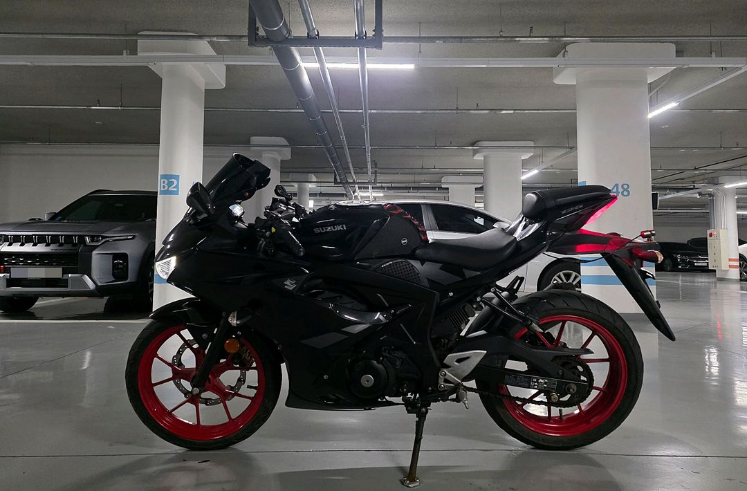 스즈키GSX R125 21년 1만KM 검빨 팝니다 이미지