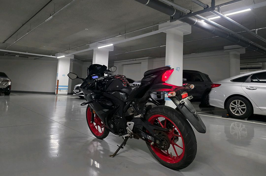 스즈키GSX R125 21년 1만KM 검빨 팝니다 이미지