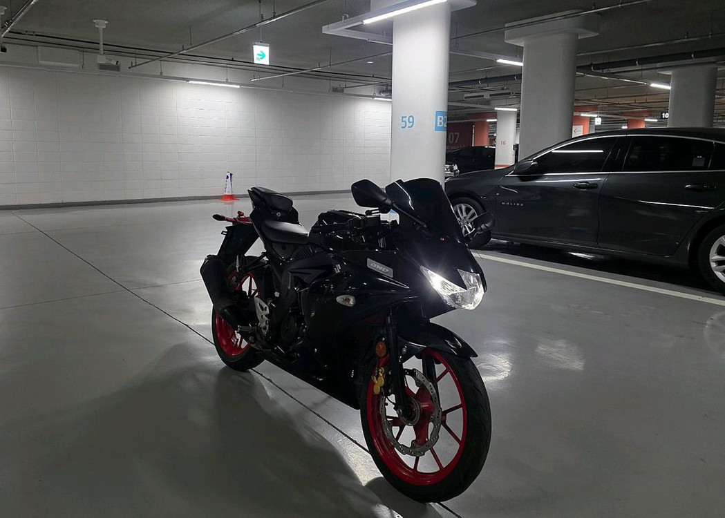 스즈키GSX R125 21년 1만KM 검빨 팝니다 이미지