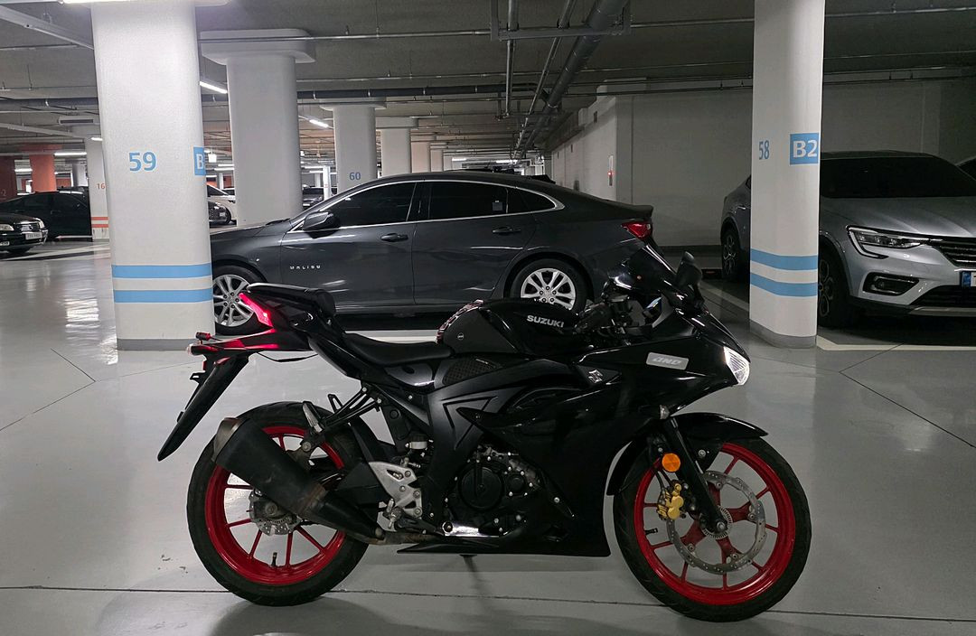 스즈키GSX R125 21년 1만KM 검빨 팝니다 이미지