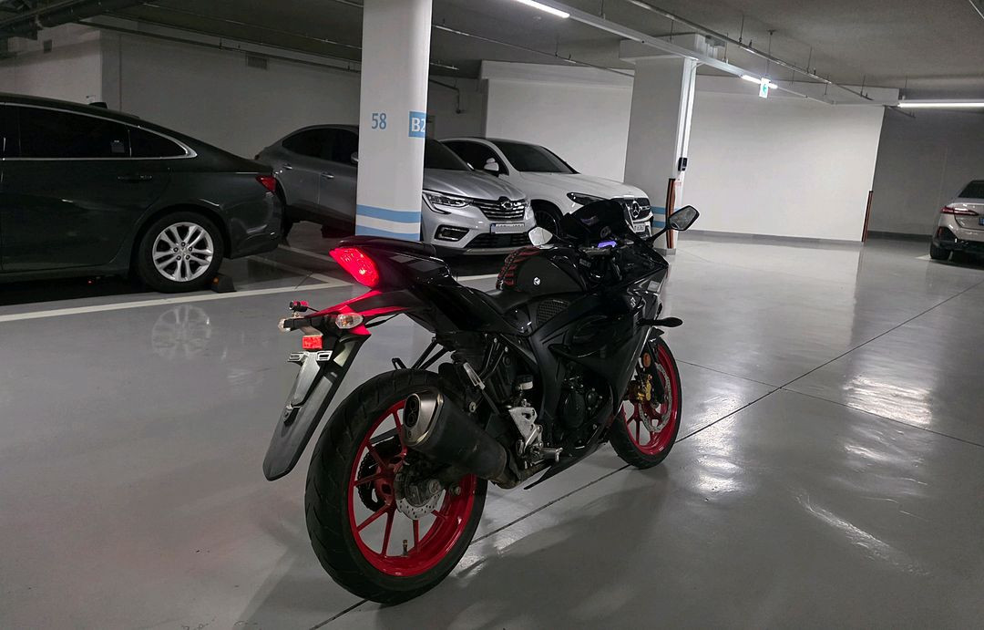 스즈키GSX R125 21년 1만KM 검빨 팝니다 이미지