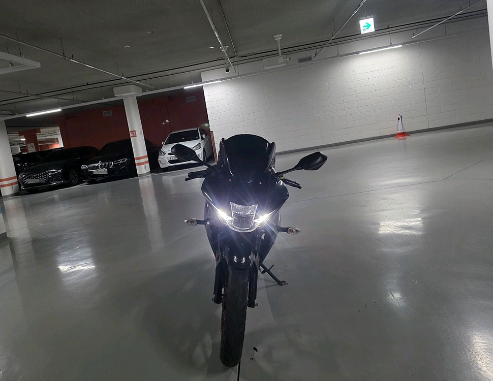 스즈키GSX R125 21년 1만KM 검빨 팝니다 이미지
