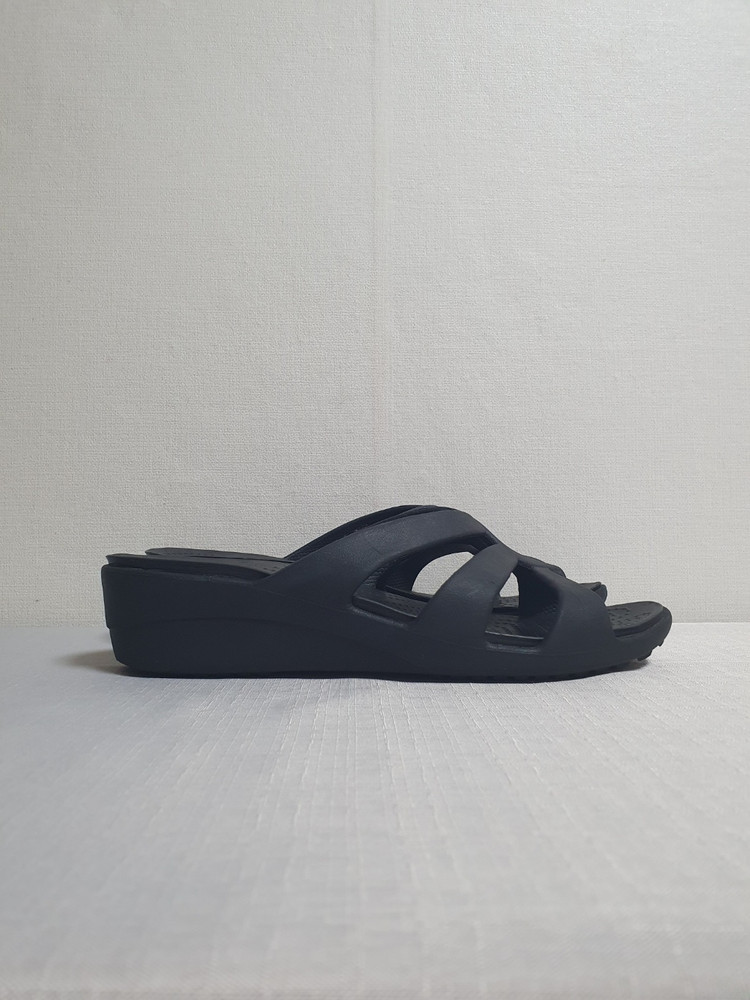 250mm 크록스 산라 스트래피 웨지 샌들 블랙 W8 이미지