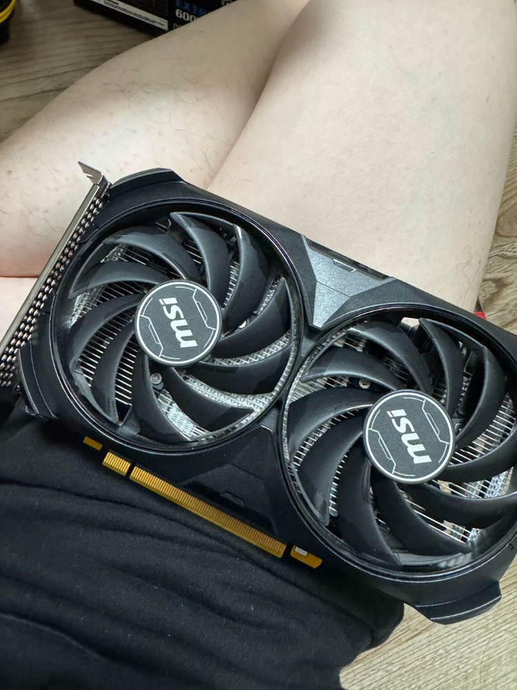 RTX 4060 라이젠5600데스크탑 이미지