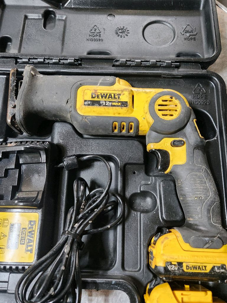 디월트 12v 충전컷소 DCS310 팝니다 이미지