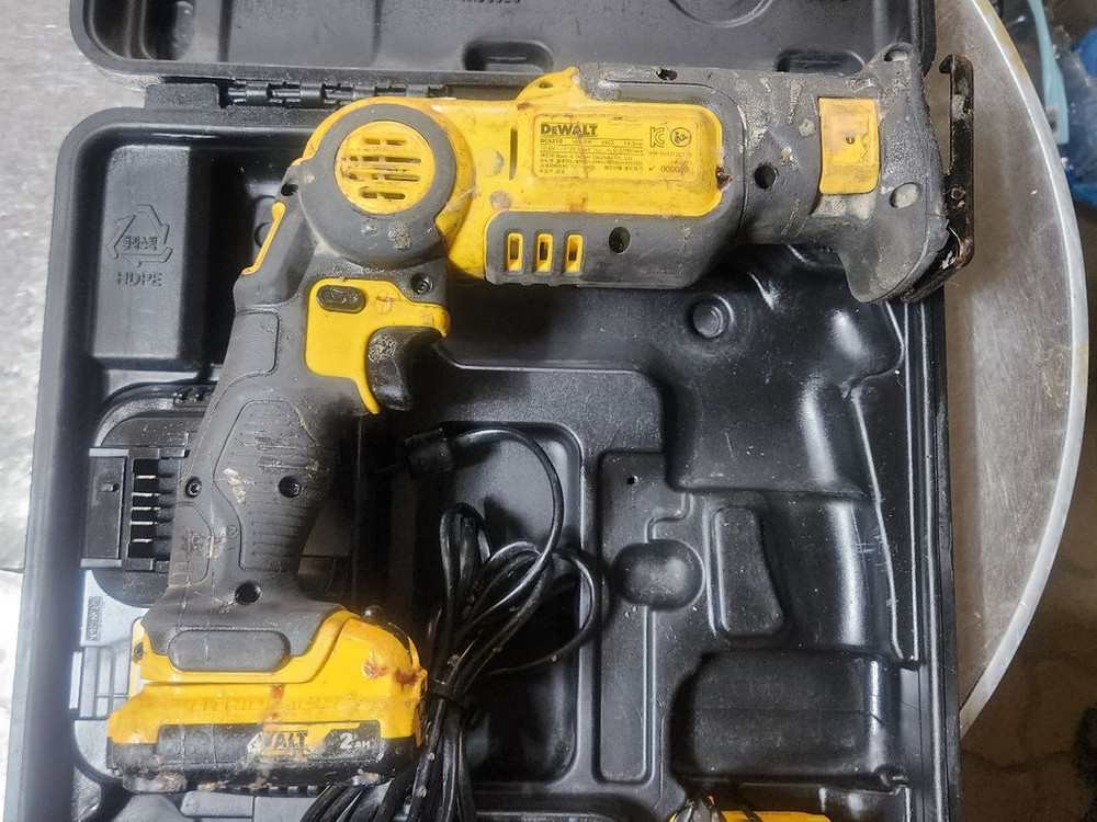 디월트 12v 충전컷소 DCS310 팝니다 이미지