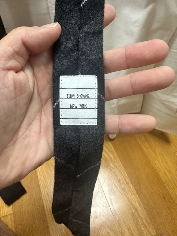 톰브라운 넥타이 체크 이미지