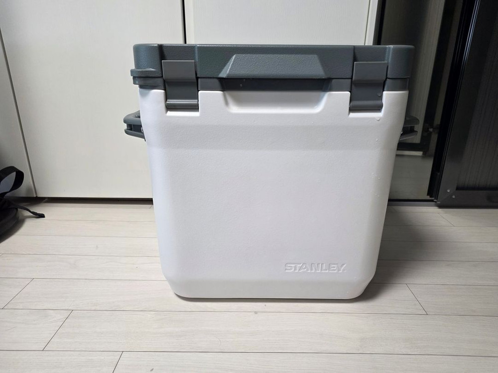 스탠리 어드벤처 쿨러 28.3L 및 워터저그 7.5L 일괄 이미지