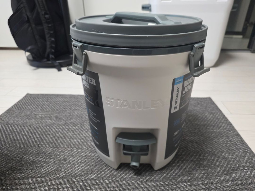 스탠리 어드벤처 쿨러 28.3L 및 워터저그 7.5L 일괄 이미지