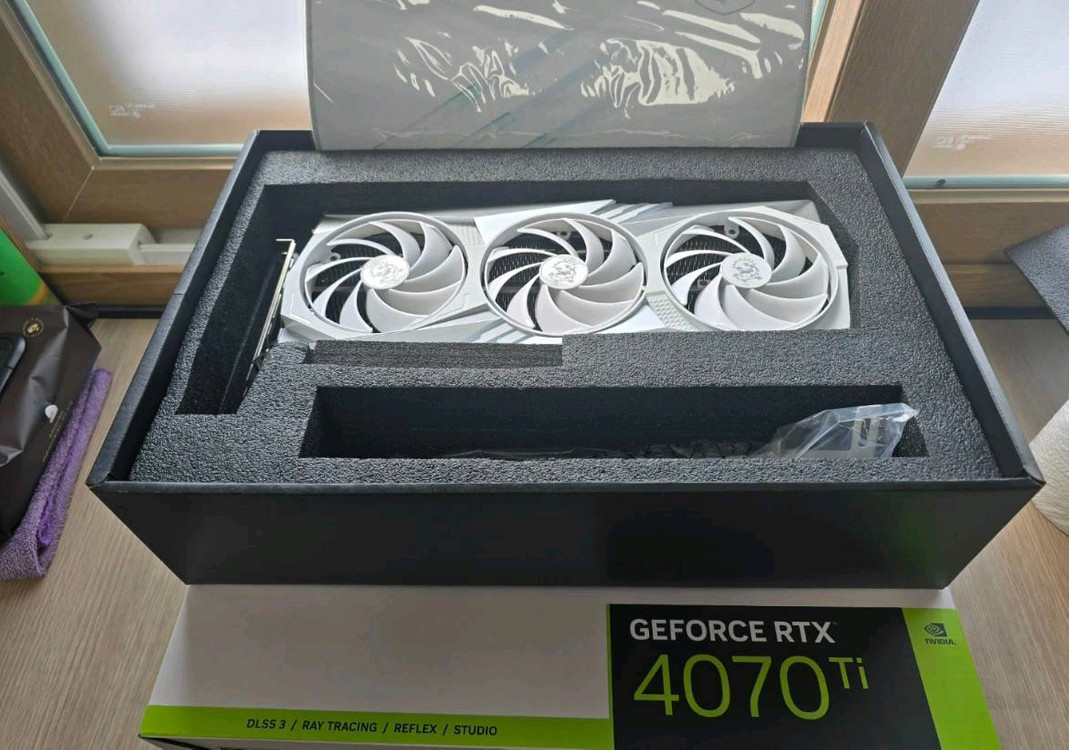 MSI RTX 4070 Ti 화이트 팝니다 이미지