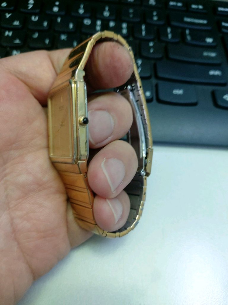 세이코 쿼츠 금장 사각 손목시계 이미지