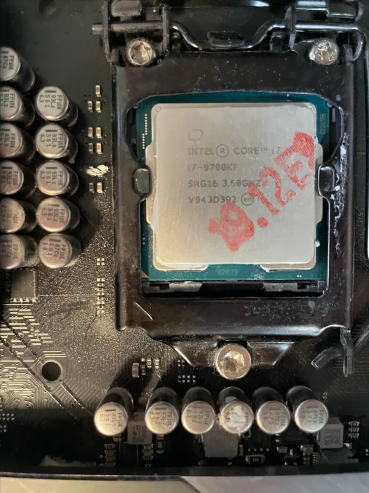 인텔 i7-9700KF CPU + ASUS ROG 메인보드 이미지