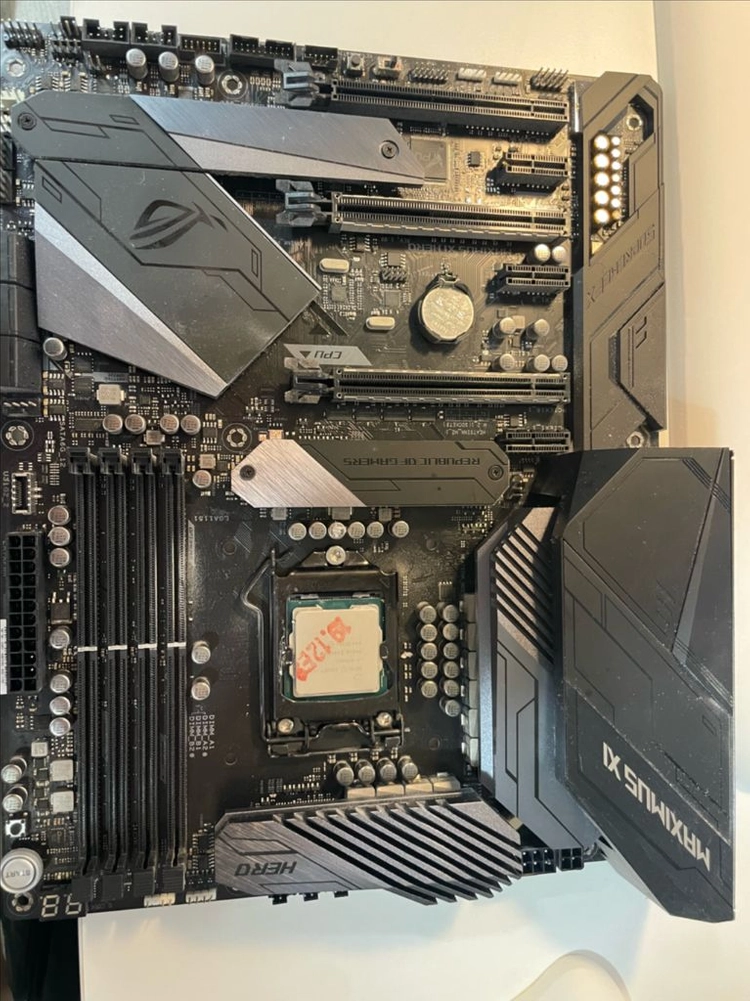 인텔 i7-9700KF CPU + ASUS ROG 메인보드 이미지