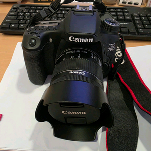 캐논 EOS 70D DSLR 카메라와 18-55mm 렌즈 세트예요
