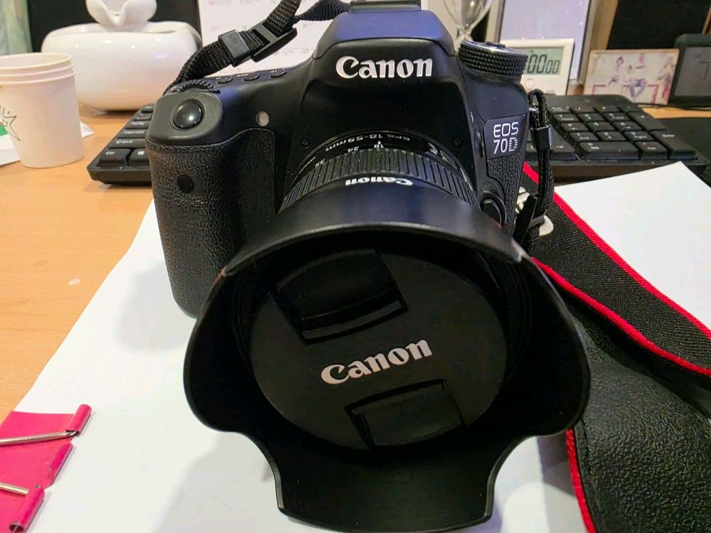 캐논 EOS 70D DSLR 카메라와 18-55mm 렌즈 세트예요 이미지