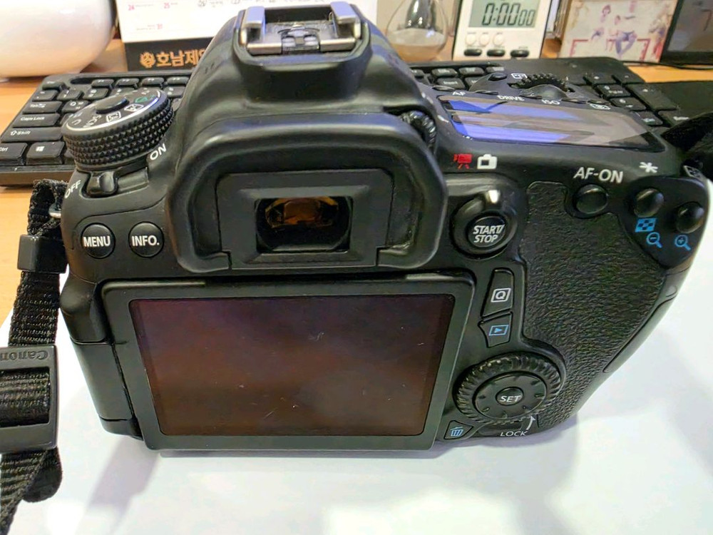 캐논 EOS 70D DSLR 카메라와 18-55mm 렌즈 세트예요 이미지