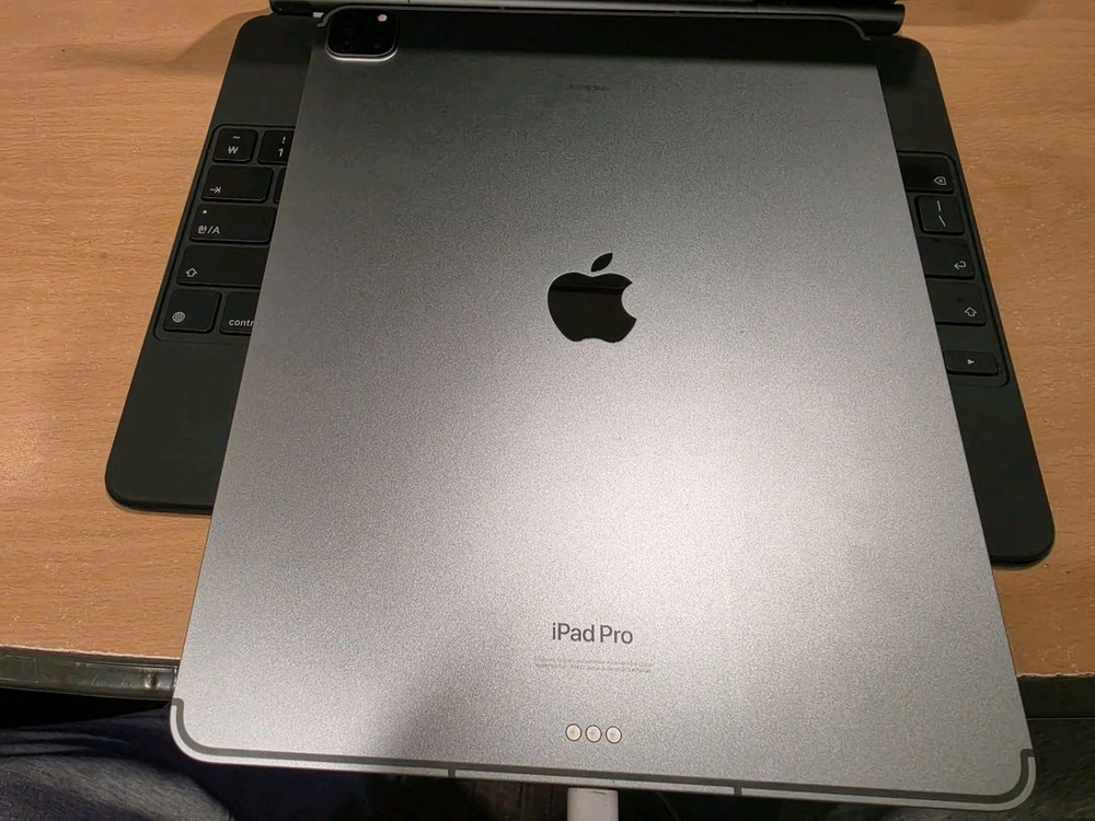 Apple iPad Pro 12.9 6세대 512GB + 매직키보드 이미지