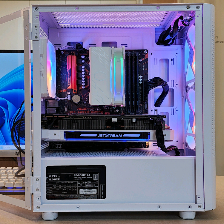 (S급)화이트 컴퓨터 본체 라이젠5-3500x/GTX1070*8GB/DDR4램16GB 이미지