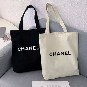 샤넬 로고 에코백 이미지
