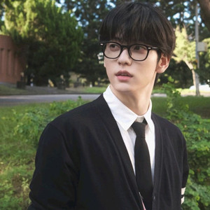 투바투 수빈 안경 기본 뿔테 톰브라운 모스콧 렘토쉬 투모로우바이투게더 BJ클래식 가네코옵티컬 이미지
