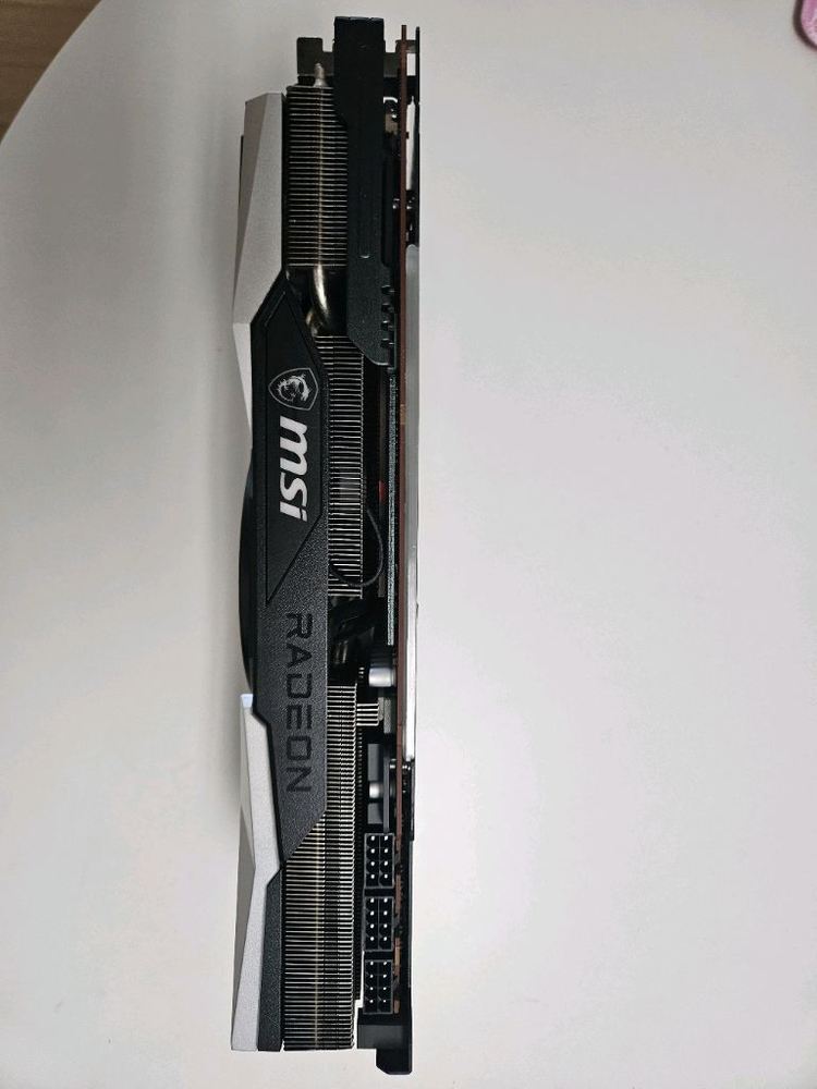 라데온 RX 6800 XT 그래픽카드 이미지