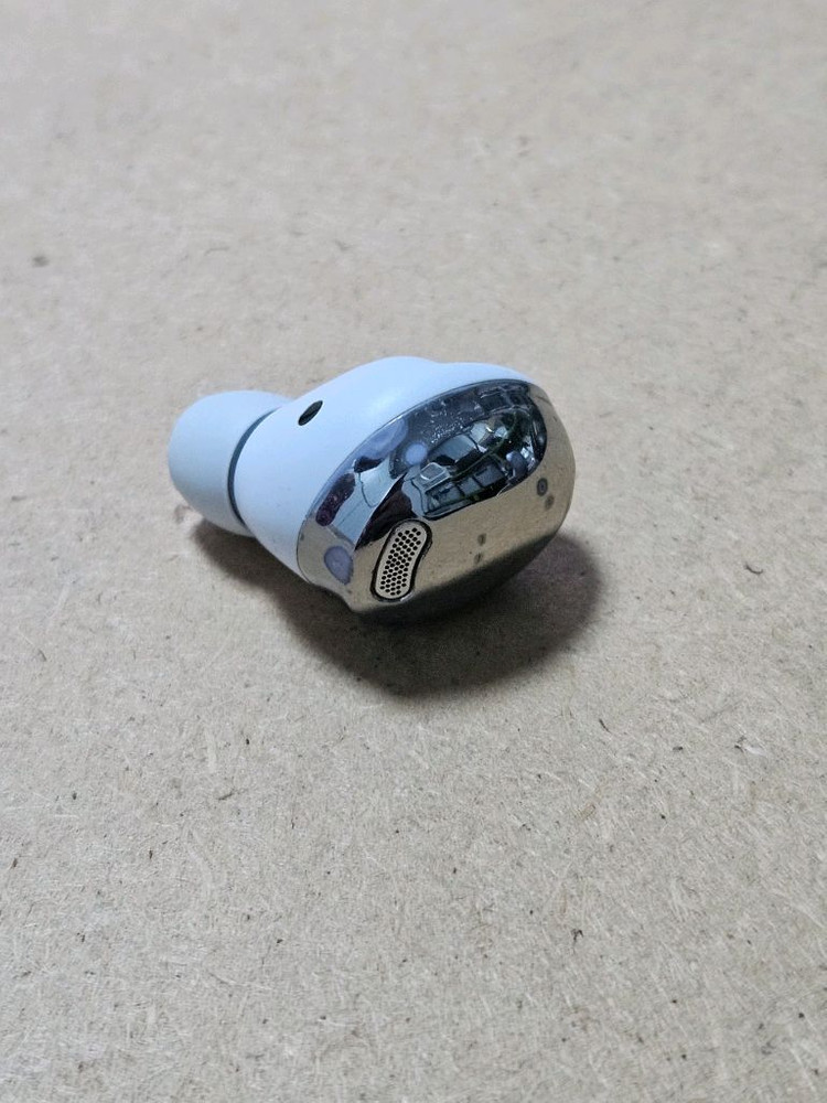 갤럭시 버즈프로 팬텀실버 오른쪽 SM-R190 이미지