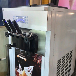 소프트 아이스크림 제조기 + 콘자재 세트 이미지