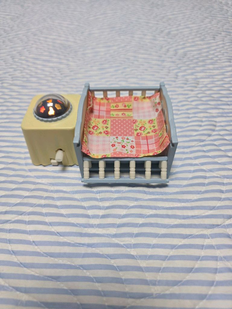 실바니안 불들어오는 베이비 침대 이미지