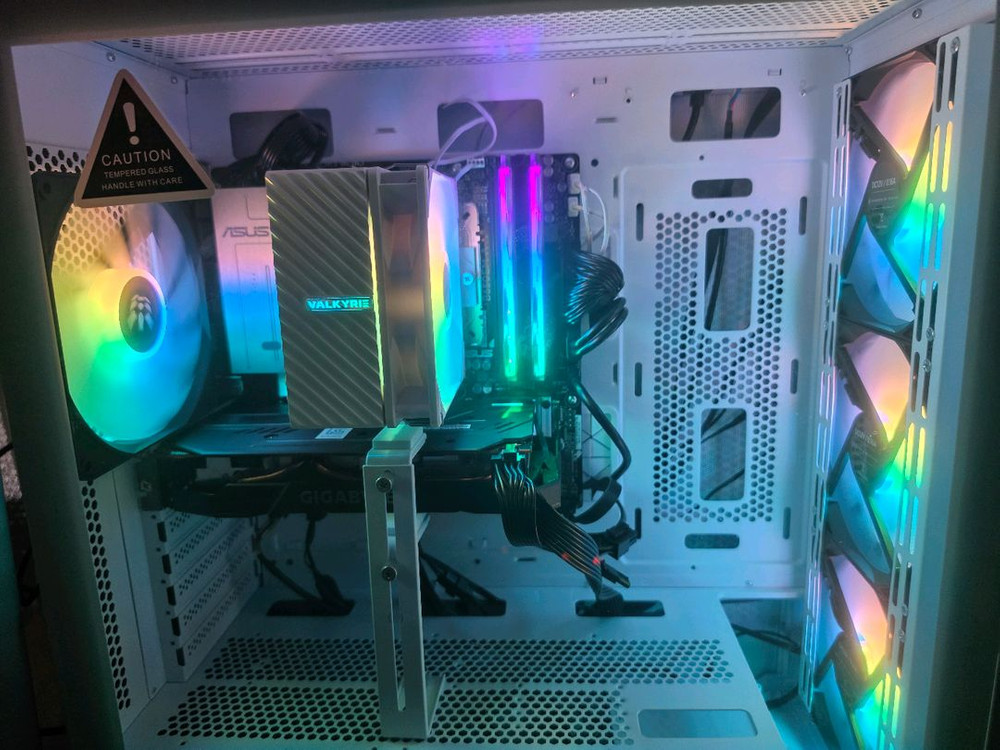 라이젠 7500F+RX 5600 XT 게이밍 컴퓨터 이미지