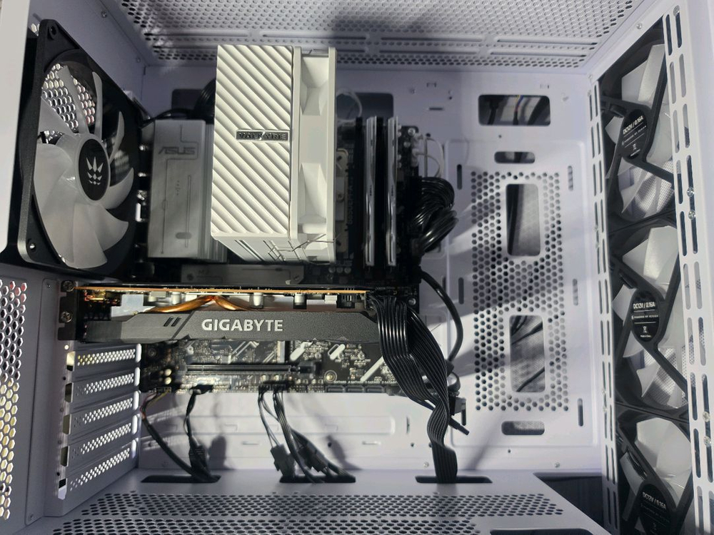 라이젠 7500F+RX 5600 XT 게이밍 컴퓨터 이미지