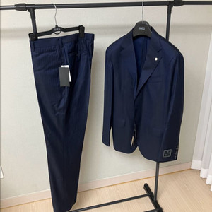 지이크) Kiton 키톤 까를로바베라 원단 수트 이미지