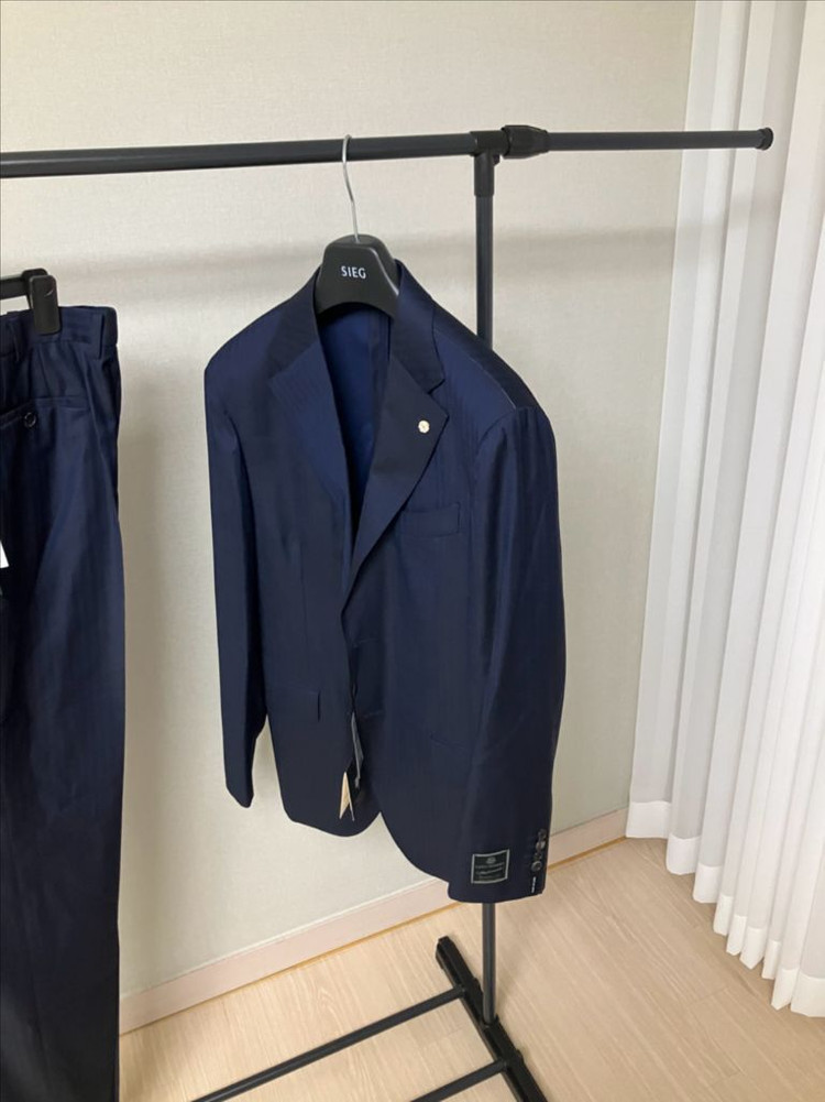 지이크) Kiton 키톤 까를로바베라 원단 수트 이미지
