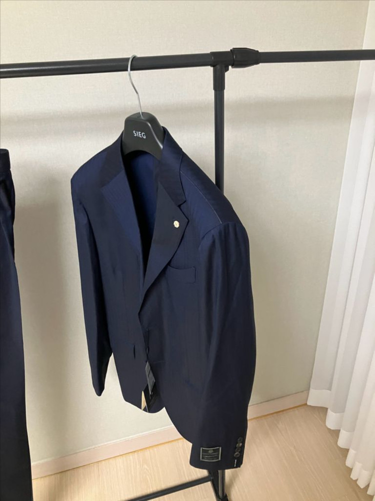 지이크) Kiton 키톤 까를로바베라 원단 수트 이미지
