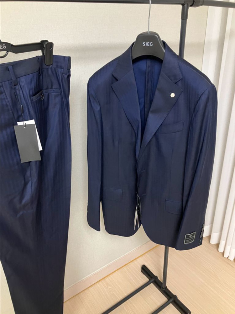 지이크) Kiton 키톤 까를로바베라 원단 수트 이미지