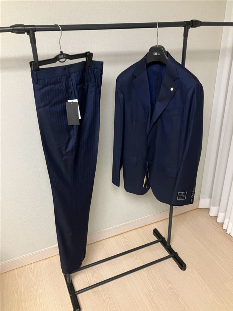 지이크) Kiton 키톤 까를로바베라 원단 수트 이미지