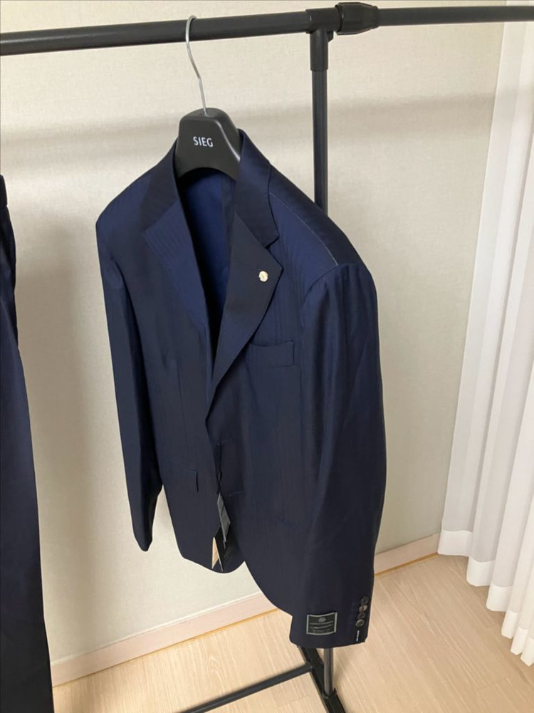 지이크) Kiton 키톤 까를로바베라 원단 수트 이미지