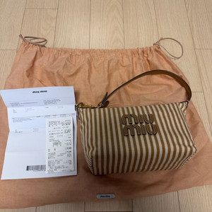 미우미우 패브릭 파우치 이미지