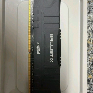 Crucial Ballistix 8GB DDR4-3200 데스크톱 게이밍 메모리(모델명:BL8G32C16U4B 이미지