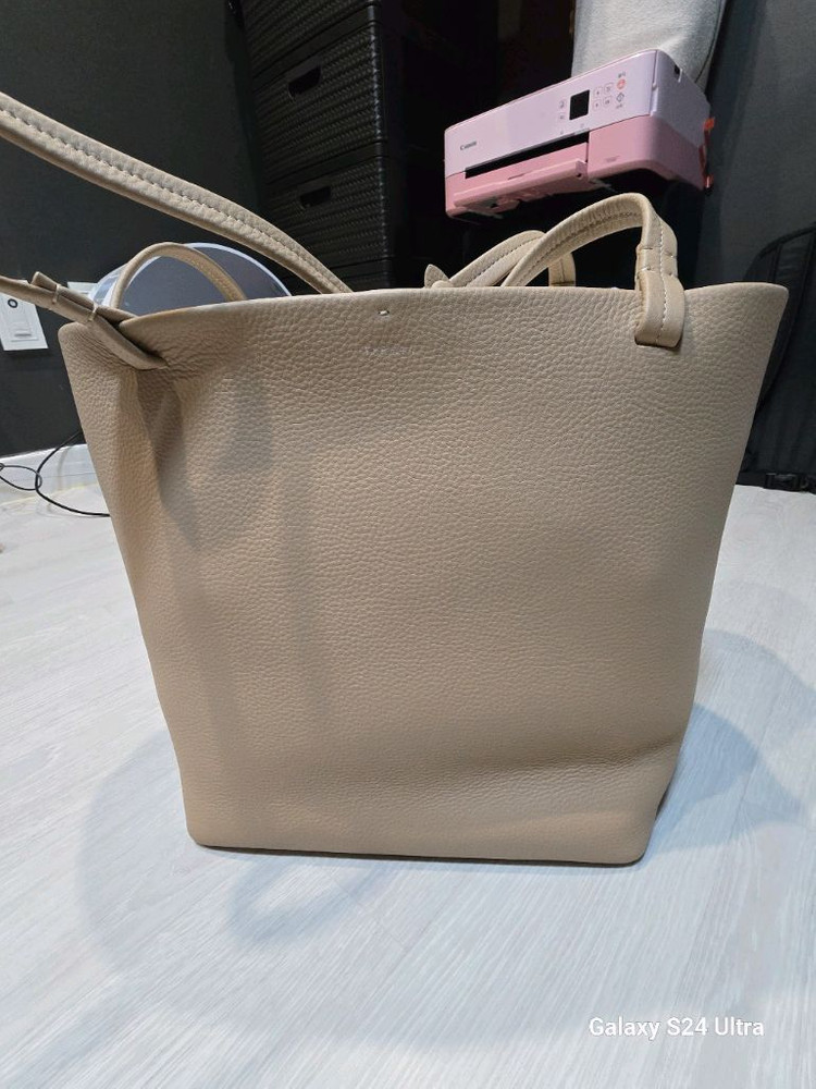 더로우 파크쓰리 도트백 토프색상 새상품 이미지