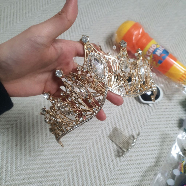 파티용품 일괄 (왕관, 비눗방울, 선글라스, 마이크) 이미지