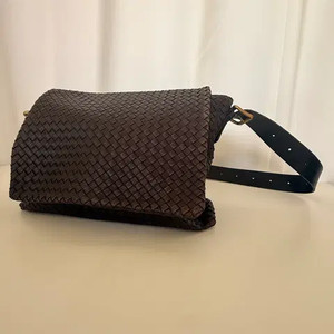 보테가 베네타(Bottega Veneta) 인트레치아토 메신저 크로스백 이미지