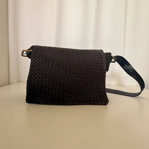 보테가 베네타(Bottega Veneta) 인트레치아토 메신저 크로스백 이미지