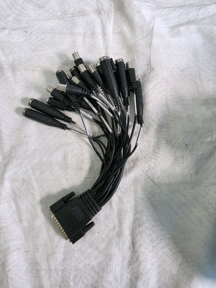 DB44-BNC/RCA/Serial 브레이크아웃 케이블입니다. 이미지