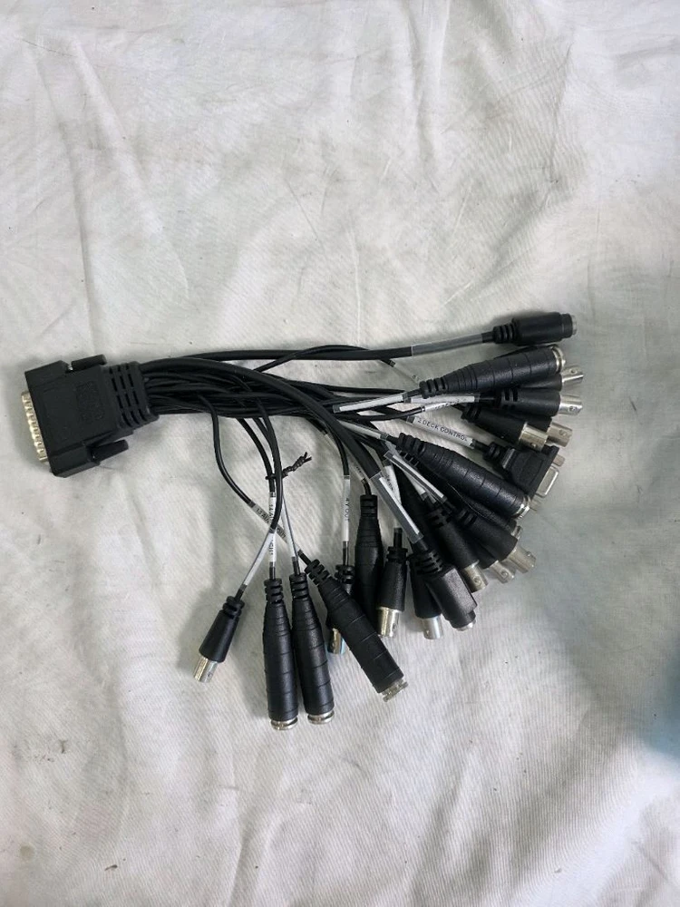 DB44-BNC/RCA/Serial 브레이크아웃 케이블입니다. 이미지