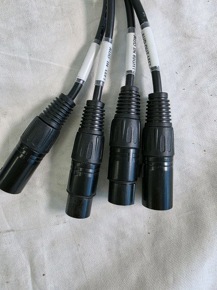 DB9 to XLR(4채널) 오디오 브레이크아웃 케이블입니다. 이미지
