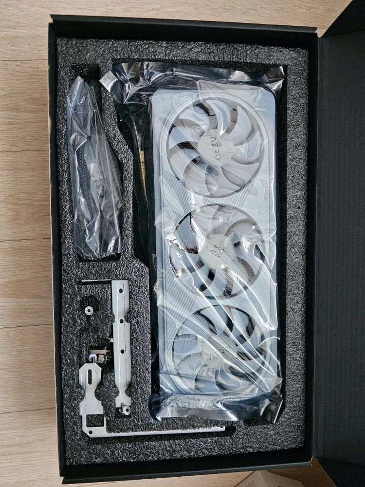 GIGABYTE RTX4070TI AERO OC V2 이미지
