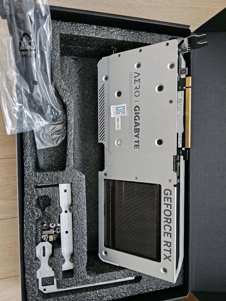 GIGABYTE RTX4070TI AERO OC V2 이미지