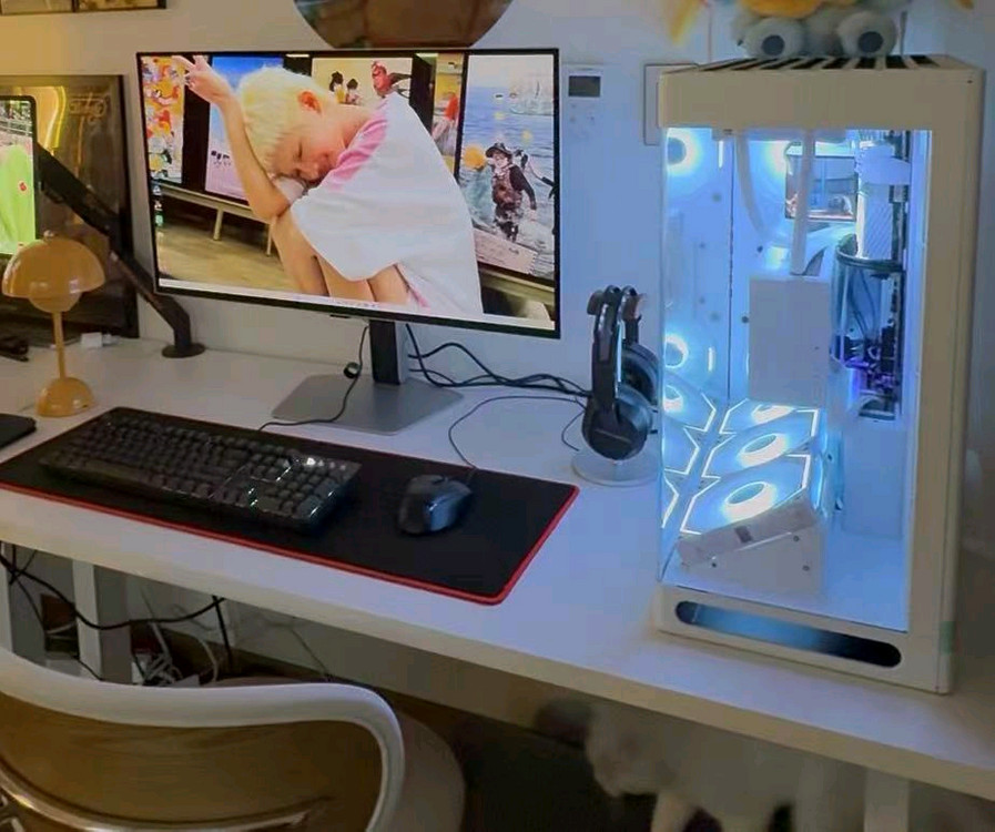 신품급 RTX5090 + i9-14900K 고사양 화이트 PC Z790 / 32G / 1TB 이미지
